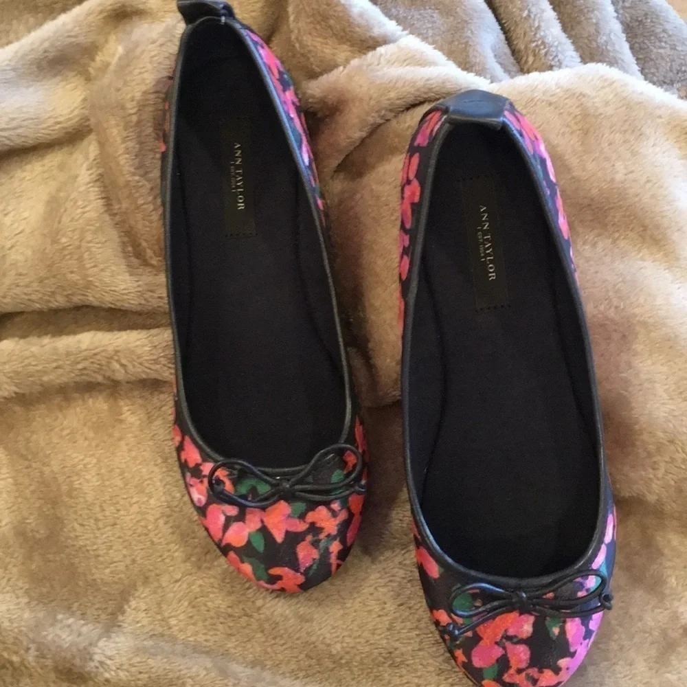 Ann Taylor Ballet Bow Front Flats Floral Womans Size 6